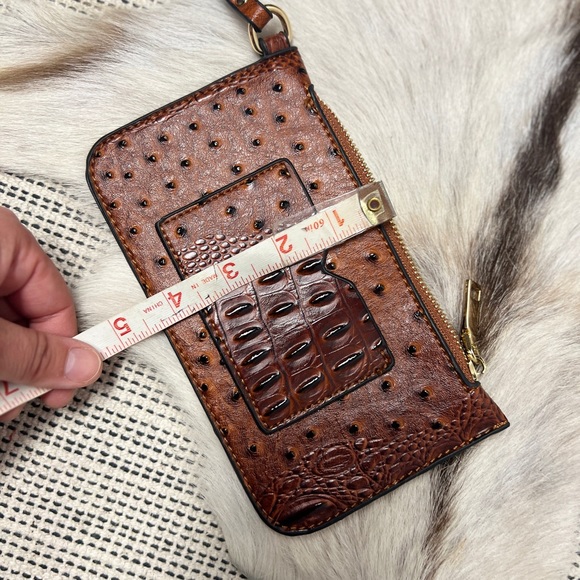 Embossed Pattern Handle clutch Wallet wristlet brown faux leather - Picture 5 of 5